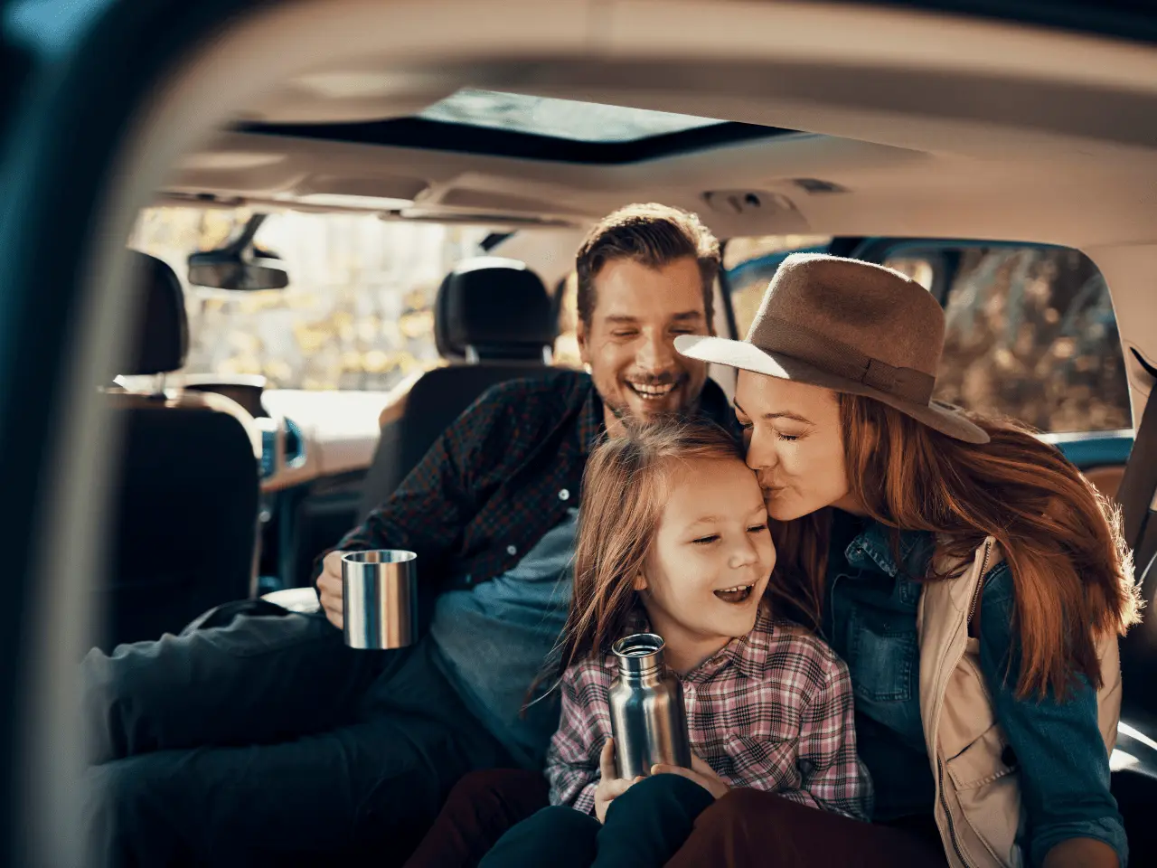 nnw kierowcy i pasażerów - szczęśliwa rodzina w samochodzie