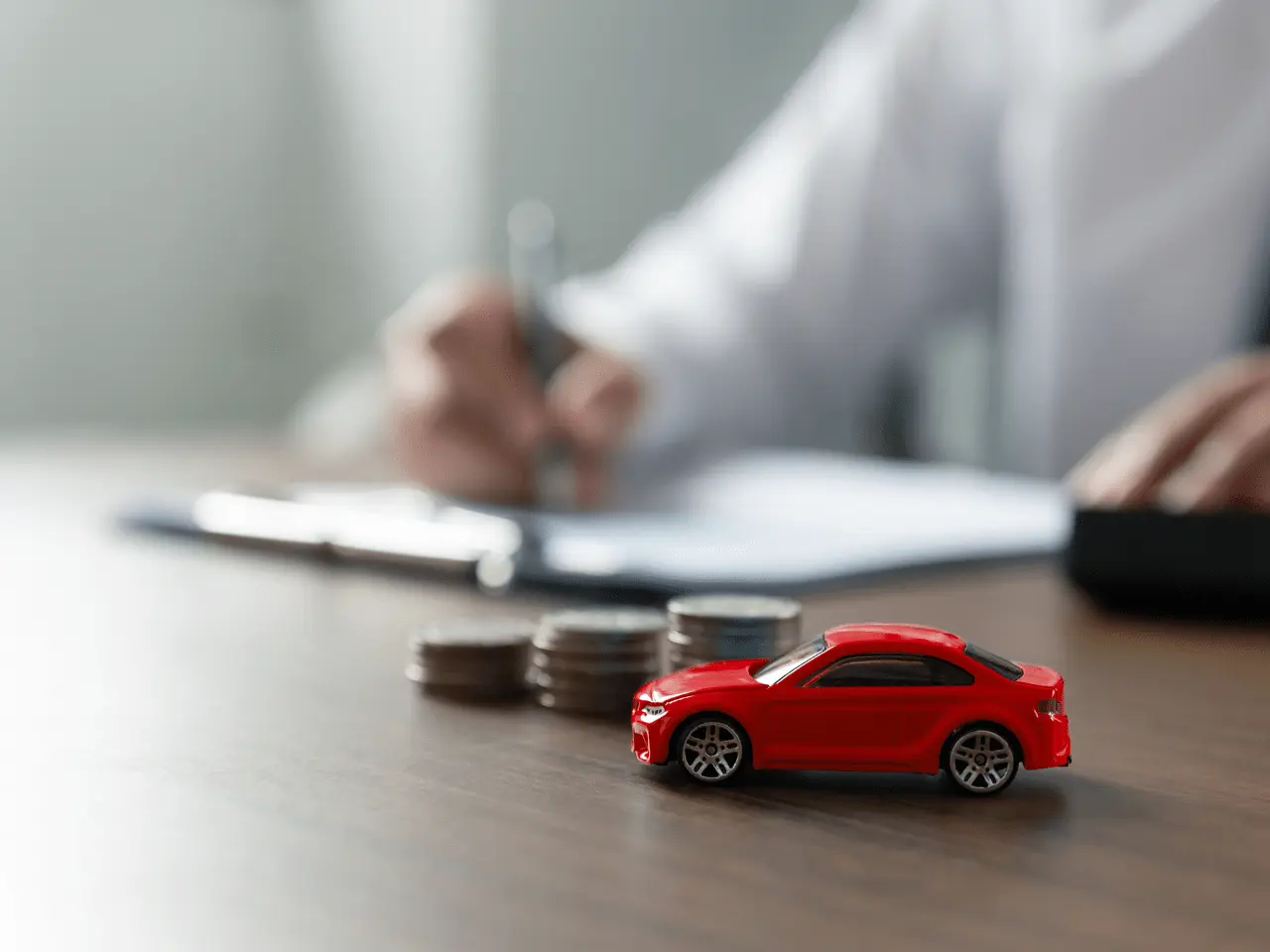 pożyczka leasingowa na samochód - mężczyzna podpisujący umowę na auto