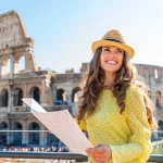 EKUZ - młoda turystka w kapeluszu, spędzająca wakacje w Rzymie