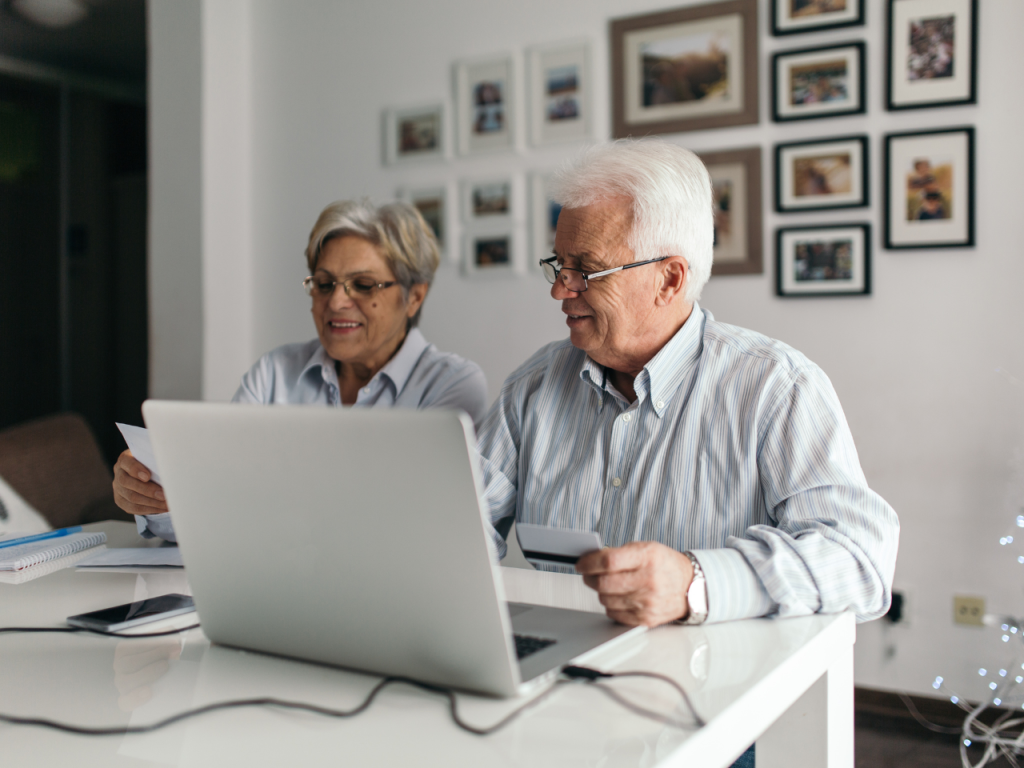 konto dla seniora - seniorzy korzystający z bankowości internetowej
