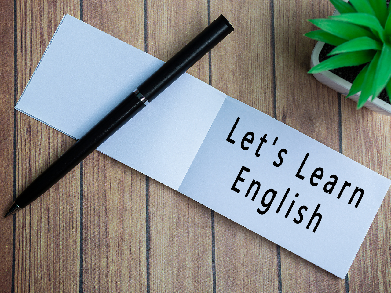 szybka nauka języka angielskiego - kartka z napisem letr learn english