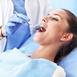 ile kosztuje wizyta u dentysty prywatnie - kobieta na wizycie u dentysty