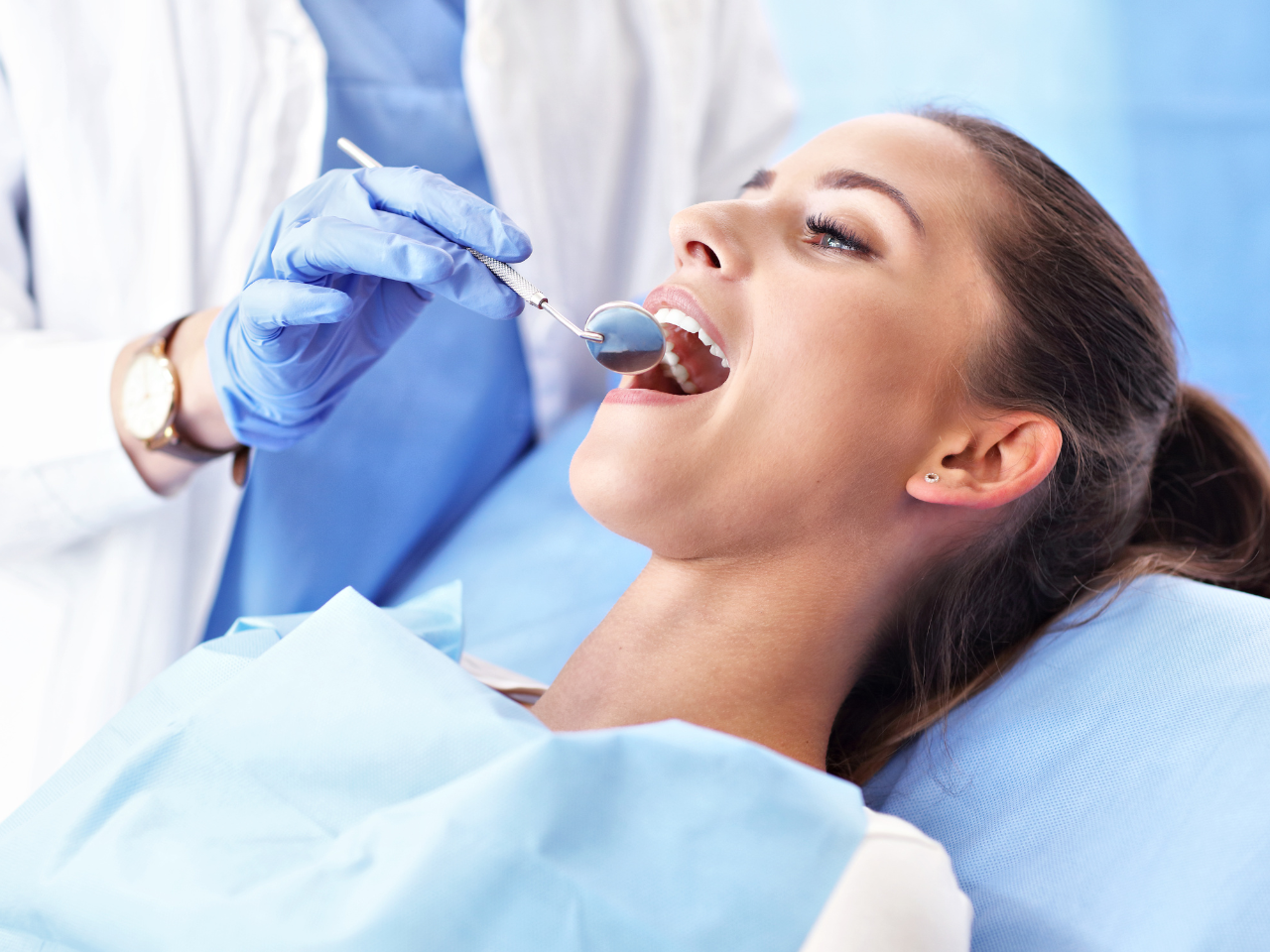 ile kosztuje wizyta u dentysty prywatnie - kobieta na wizycie u dentysty
